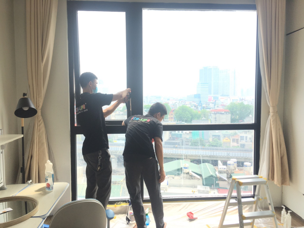 Thi công sơn chống nóng kính tại chung cư Royal City, Thanh Xuân, Hà Nội